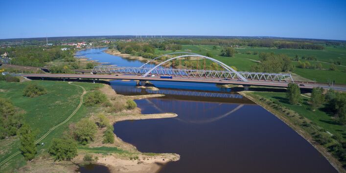 eine Brücke über einen Fluss, Drohnenaufnahme aus der Luft