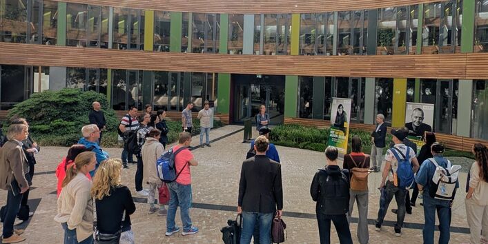 Mehrer Personen stehen im Foyer des UBA in Dessau