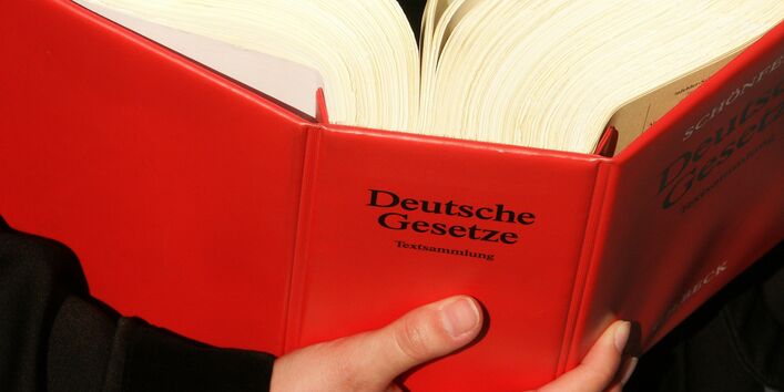 ein dickes Gesetzbuch, aufgeschlagen