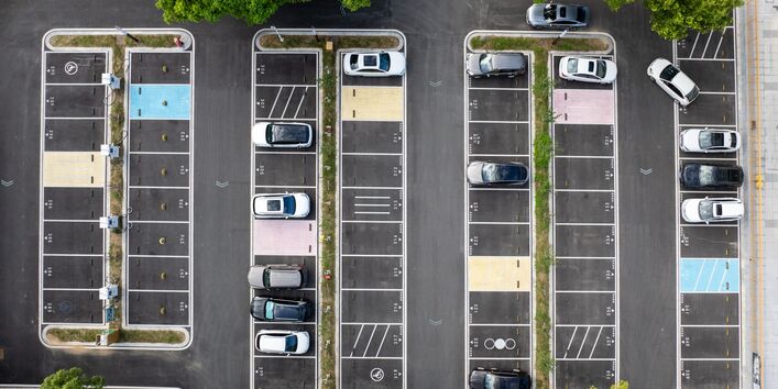 Parkplatz mit parkenden Autos