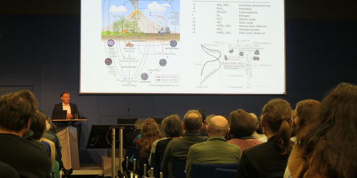 Prof. Dr. Francois Buscot hält einen Vortrag zum Thema Bodenmikrobiome im Bundespresseamt.