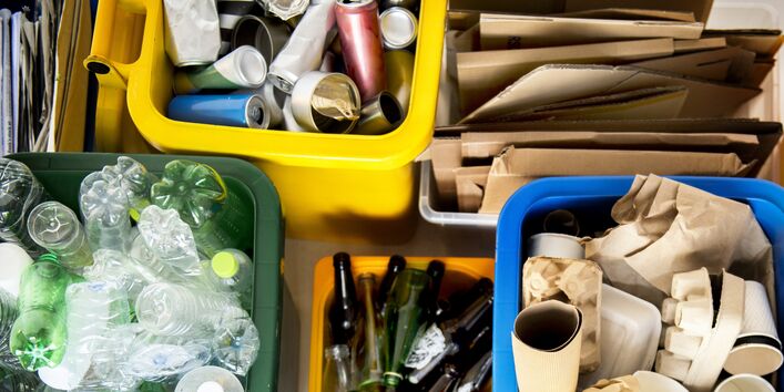 sortierte Verpackungsabfälle in verschiedenen Sammelbehältern