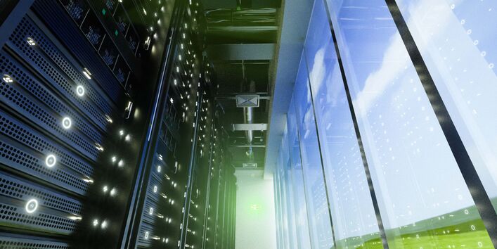 Ein Gang zwischen Serverracks, eine Seite mit Spiegelung einer Landschaft als Symbol für Green-IT