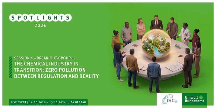 Menschen stehen um kreisrunden Tisch, in der Mitte steht Glaskugel mit Gebäuden und Windrädern darin