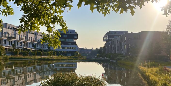 Das Foto zeigt ein großes Wasserbecken im Neubauquartier Berlin-Grünau, das sich aus Niederschlagswasser der umliegenden Dächer speist.