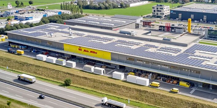 Luftaufnahme des Standorts der Alois Müller GmbH. Das Dach der Fabrikhalle ist fast vollständig mit Photovoltaik belegt.