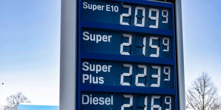 Das Bild zeigt die Preistafel einer Tankstelle mit Preisen für Benzin und Diesel deutlich über 2 Euro pro Liter.