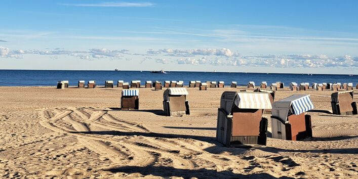 Auf dem Bild ist der Strand mit Strandkörben an der Ostsee dargestellt. 