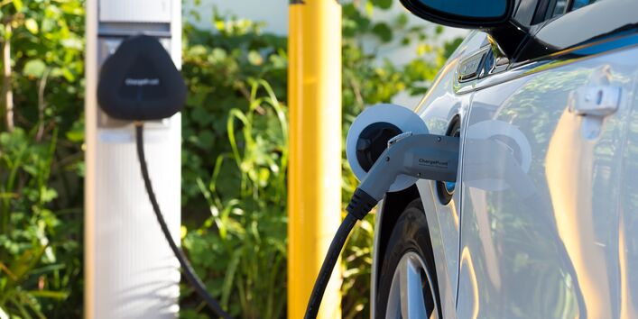 Elektroauto wird an Ladesäule geladen