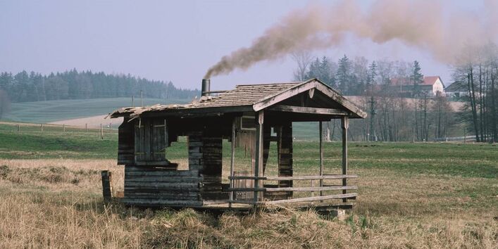 alte Hütte in einem Feld