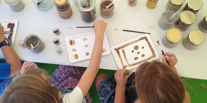 Kinder mal mit Bodenfarben