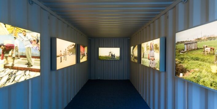 Ein Container von innen, an den Wänden hängen die Fotografien des Künstlers Martin Jehnichen