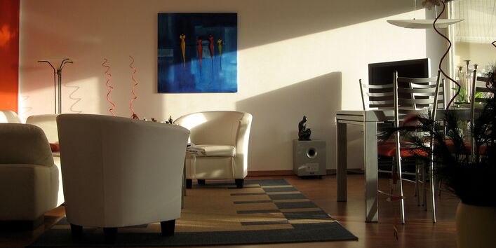 Wohnzimmer mit Sesseln, Teppich, Bilder, Esstisch