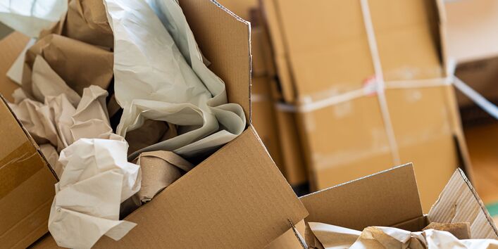 Kartons und geöffnete Pakete