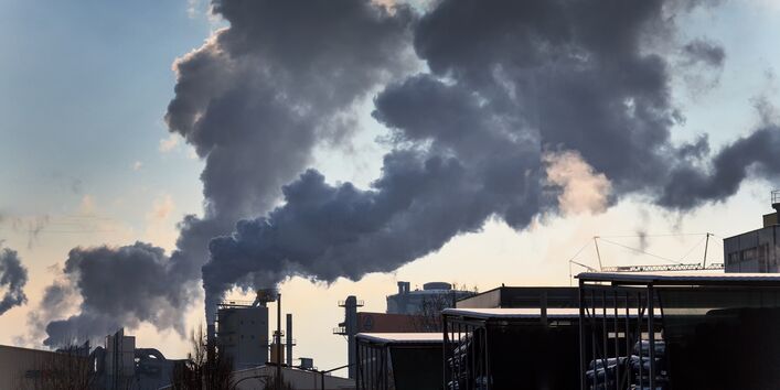 Industrieschlot mit Abgasen