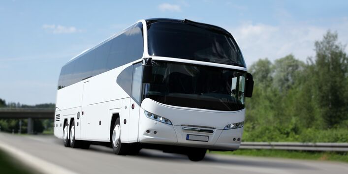 Das Bild zeigt einen fahrenden Reisebus.