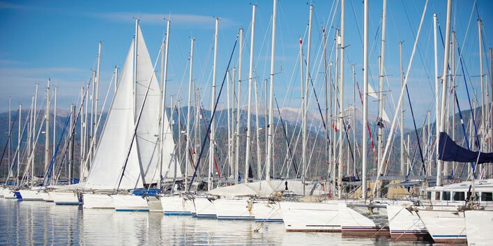 Ein Motorboot fährt über einen See.