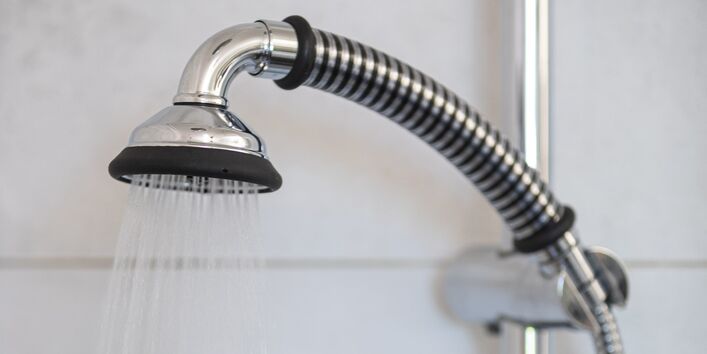 Duschbrause, aus der Wasser heraus kommt