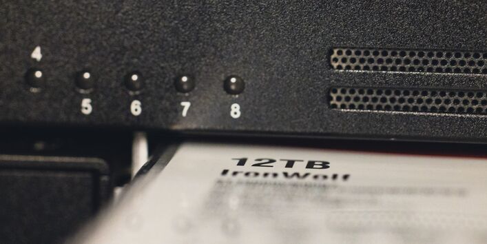 Detailaufnahme einer Festplatte mit dem Namen IronWolf.