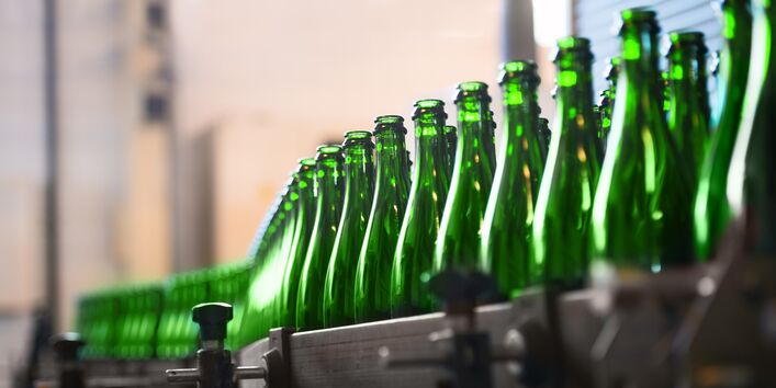 Mehrwegflaschen aufgereiht