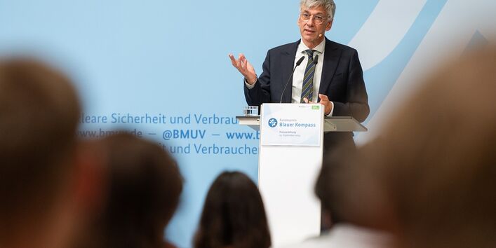 Der parlamentarischer Staatssekretär Stefan Tidow hielt anlässlich der Verleihung eine Rede am Rednerpult.