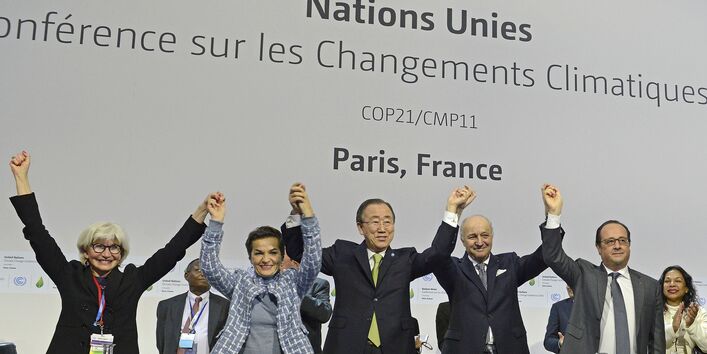 Bild des Abschlussplenums der 21. Weltklimakonferenz: "They did it!" Auf der 21. Weltklimakonferenz 2015 in Paris gelang ein Durchbruch beim Klimaschutz.