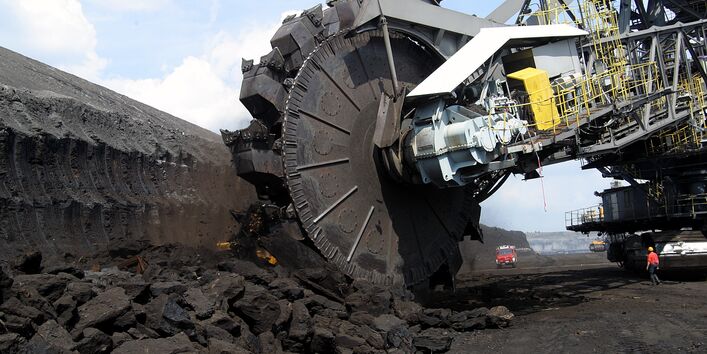 Braunkohlebagger im Tagebaugebiet