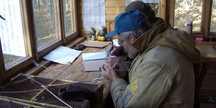 Фотография исследователей, окольцовывающих перелетных птиц