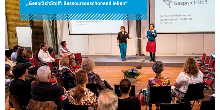 Vortragsrunde mit zwei Moderatorinnen vor Leinwänden