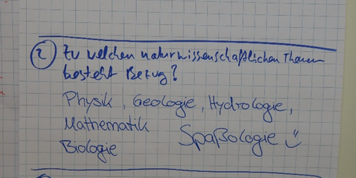 Mit Flipcharts halten die Fachkräfte weitergehende Überlegungen und Ideen zu den Experimenten fest