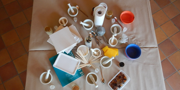 Materialangebot zur spontanen Herstellung von Bodenfarben aus dem ‚vor Ort‘ gesammelten Material