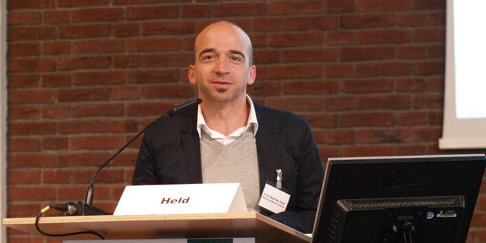 Foto von Herrn Held hinter Pult