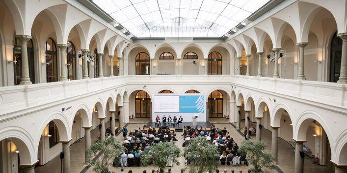 200 Teilnehmende sitzen im Atrium 