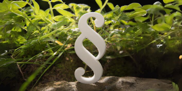Das Bild zeigt ein weißes Paragraphensymbol dahinter sind Böden und Wald zusehen.
