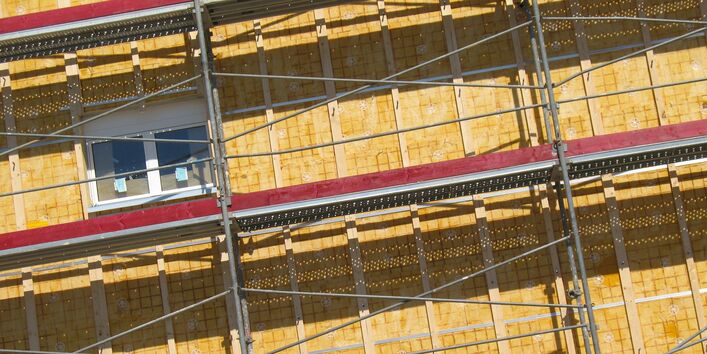 Hausfassade mit Baugerüst
