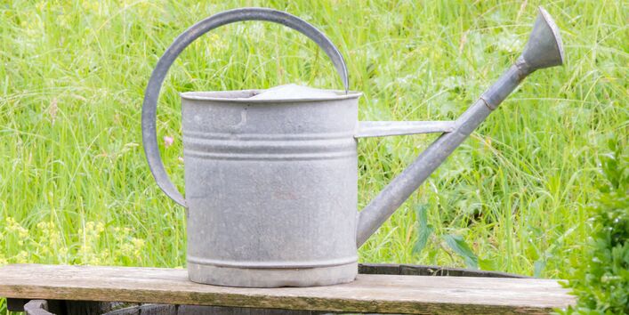 Gießkanne und Regenwassertonne