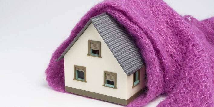 Modellhaus mit Wollschal