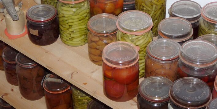 Essensvorräte in einer Vorratskammer