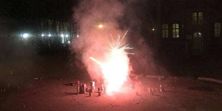 Kleine Böller auf der Straße.