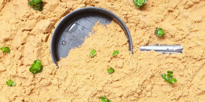 Eine Pfanne liegt im Sand