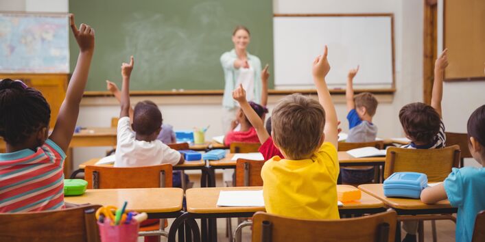 Schülerinnen und Schüler melden sich.