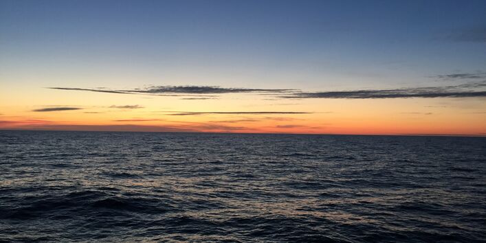 Auf dem Bild wird der Sonnenuntergang auf dem Meer gezeigt