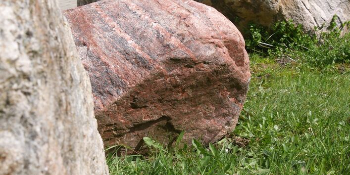 verschiedene Größen und Farben von Findlingen