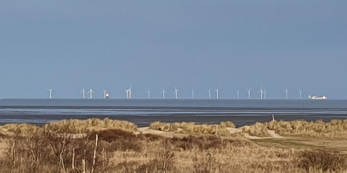 Offshorewindanlagen sind im Meer dargestellt