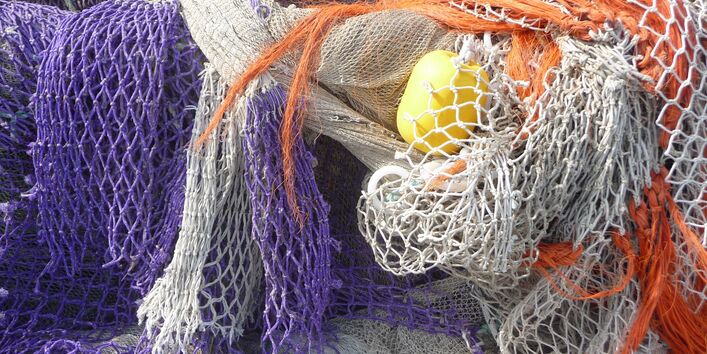 Auf dem Bild sind unterschiedliche Fischernetze dargestellt