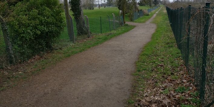 Die Stationen liegen an befestigten Straßen und Wegen.