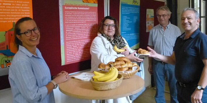 Mitarbeitende der Stadt Bamberg erwarten Kolleginnen und Kollegen mit Croissants und Bananen