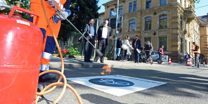 Markierungsarbeiten auf einer Fahrradstraße