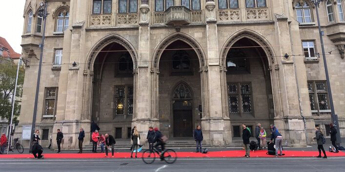 Ein roter Teppich, der zum mobilen Radweg wird, ist vor dem Rathaus in Erfurt ausgerollt
