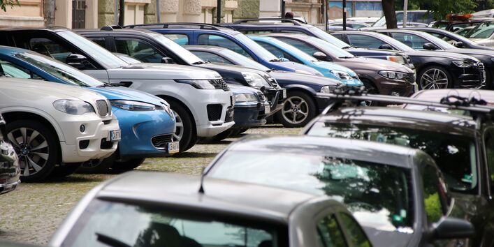 Viele parkende Pkw im Straßenraum
